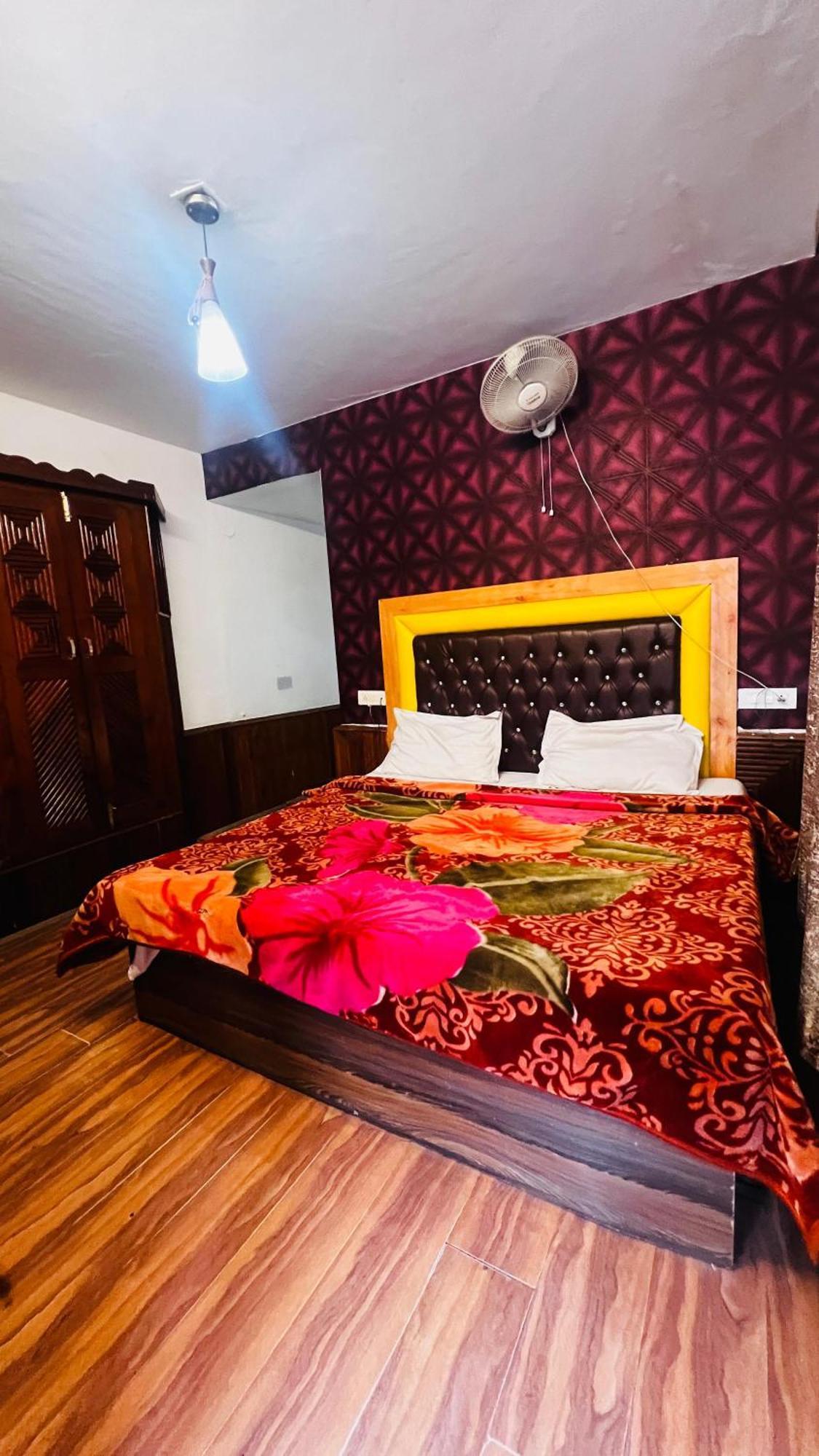 Hotel Chetna Маналі Екстер'єр фото