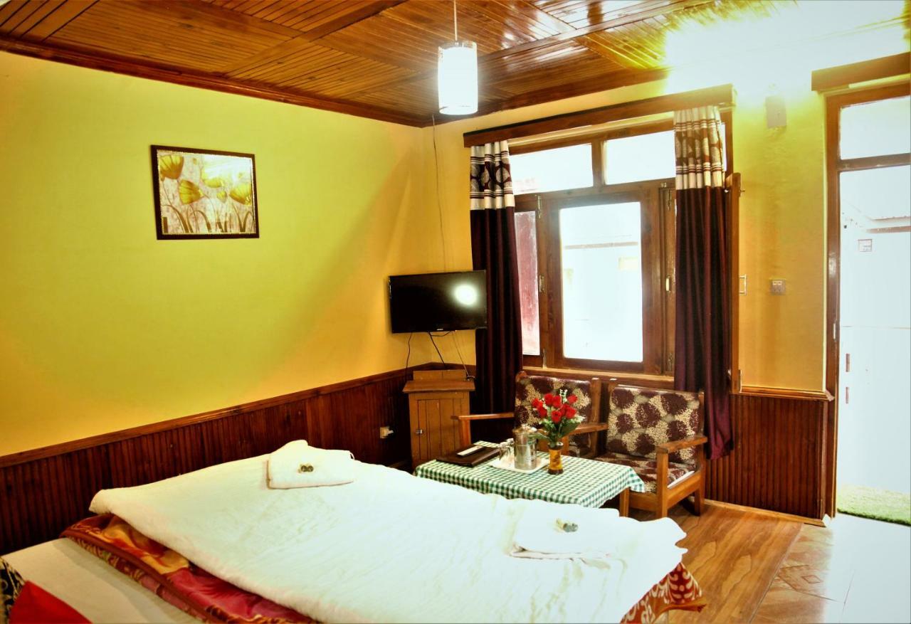 Hotel Chetna Маналі Екстер'єр фото